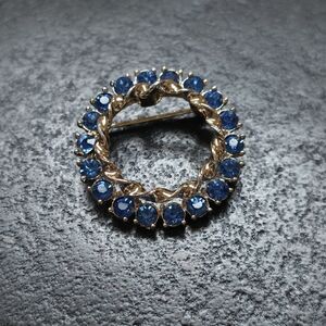 Vintage Mid-Century Blue Rhinestone Wreath Brooch – Gold-Tone Circle Pin